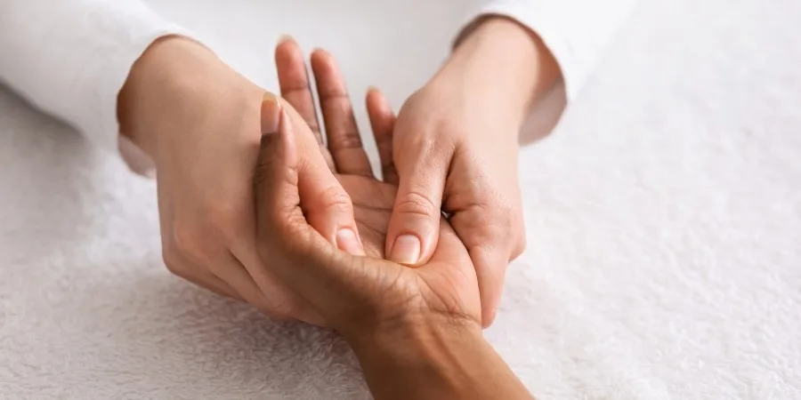 Remèdes et conseils pour prévenir les vomissements et les nausées - image